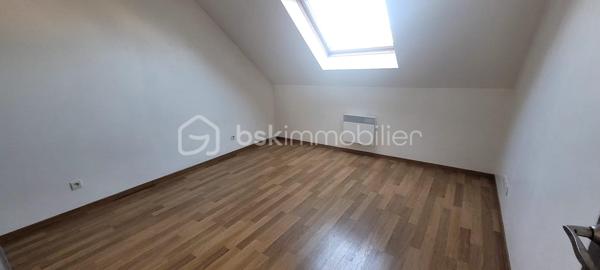 Située dans une résidence calme et sécurisée avec portail, cette agréable maison familiale saura vous séduire par sa fonctionnalité et son environnement privilégié.

Au rez-de-chaussée, vous découvrirez une entrée desservant une belle pièce de vie lumineuse avec salon-séjour agrémenté d’un poêle à bois et une cuisine ouverte, idéale pour partager des moments conviviaux en famille ou entre amis. Une salle d’eau avec WC complète ce niveau, ainsi qu’un garage attenant offrant un espace de stationnement ou de rangement supplémentaire.

À l’étage, l’espace nuit se compose de trois chambres confortables, dont deux équipées de placards intégrés pour un rangement optimisé. Vous y trouverez également une salle de bain ainsi qu’un WC indépendant.

Le tout est édifié sur un terrain de 202 m².

Une maison idéale pour une famille ou un premier achat, à proximité des commodités et des axes principaux.