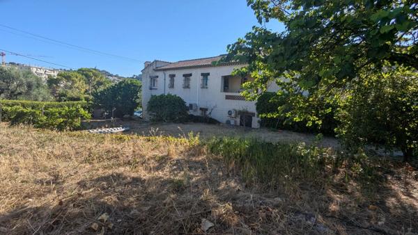 Vente                                                      Immeuble
                        
                     4 pièces                      131 m2                     à Vallauris