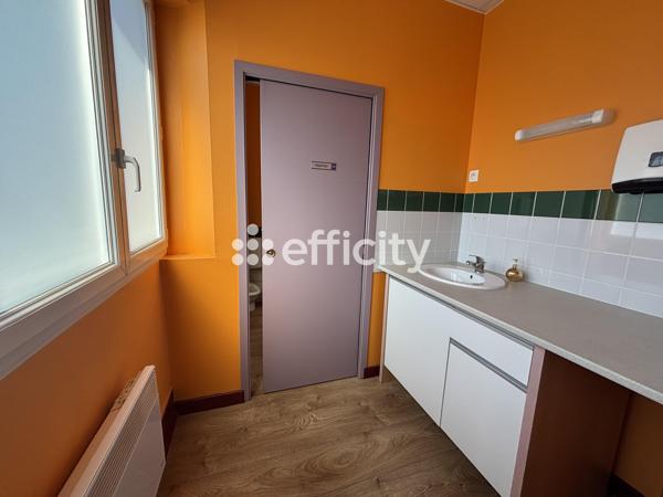 Local Commercial
        
        - 450 m² Exclusivité 1 081 200 € *