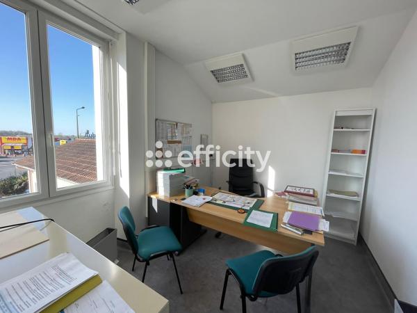 Local Commercial
        
        - 450 m² Exclusivité 1 081 200 € *