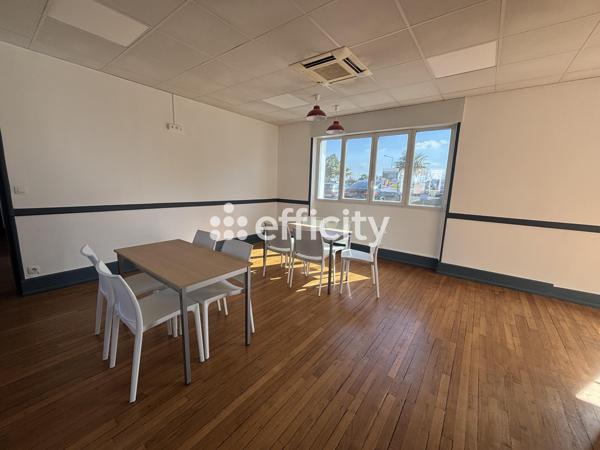 Local Commercial
        
        - 450 m² Exclusivité 1 081 200 € *