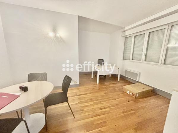 Local Commercial
        
        - 450 m² Exclusivité 1 081 200 € *