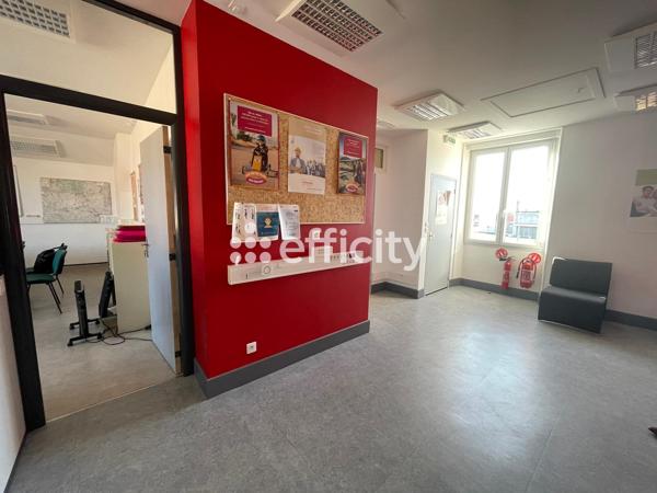 Local Commercial
        
        - 450 m² Exclusivité 1 081 200 € *
