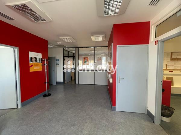 Local Commercial
        
        - 450 m² Exclusivité 1 081 200 € *