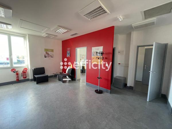Local Commercial
        
        - 450 m² Exclusivité 1 081 200 € *