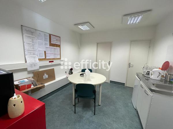 Local Commercial
        
        - 450 m² Exclusivité 1 081 200 € *