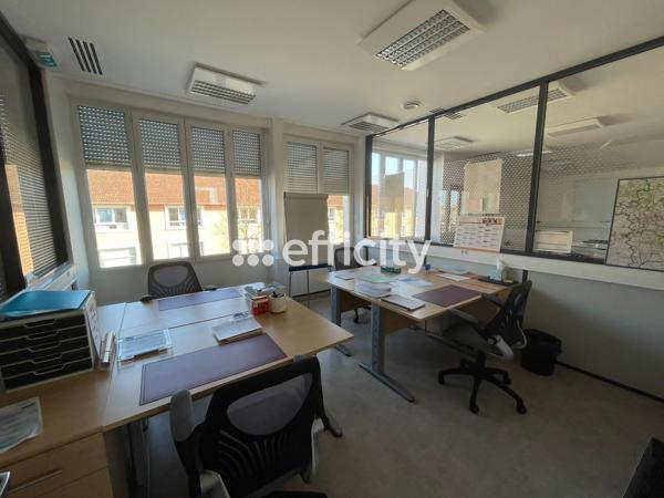 Local Commercial
        
        - 450 m² Exclusivité 1 081 200 € *