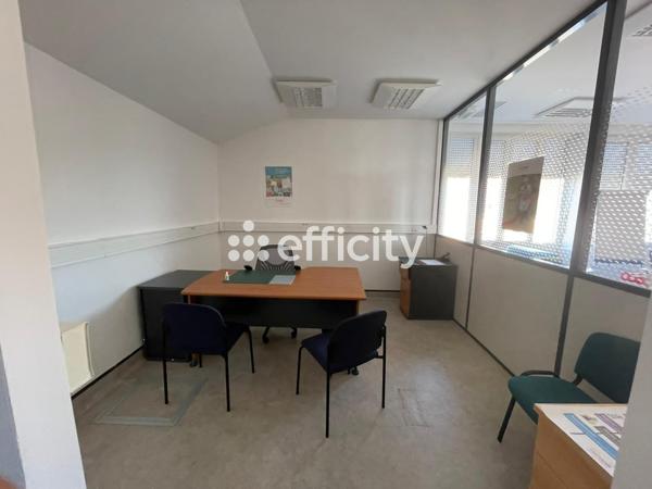 Local Commercial
        
        - 450 m² Exclusivité 1 081 200 € *