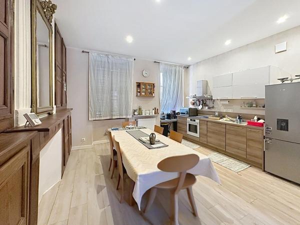 Situé au coeur du centre historique de Cahors appartement T 4 avec balcon