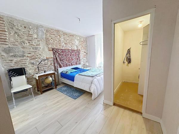 Situé au coeur du centre historique de Cahors appartement T 4 avec balcon