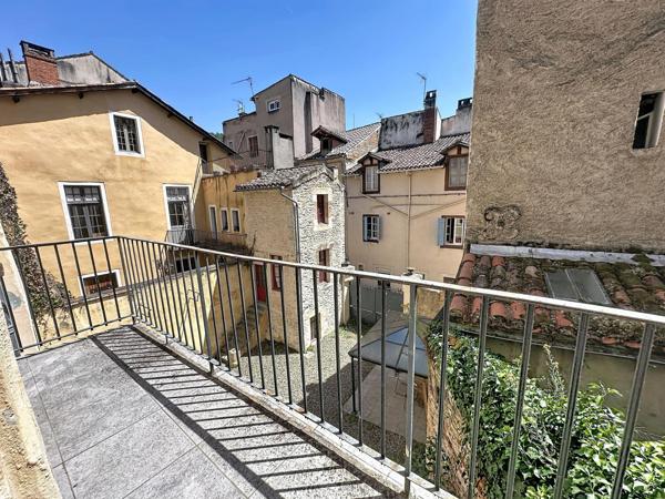 Situé au coeur du centre historique de Cahors appartement T 4 avec balcon