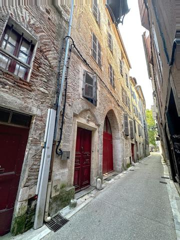 Situé au coeur du centre historique de Cahors appartement T 4 avec balcon