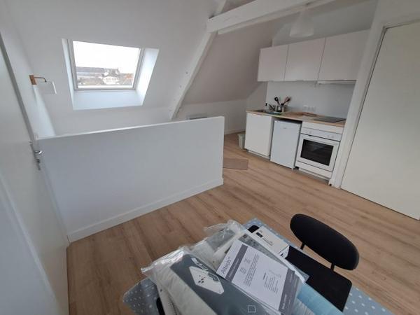 Studio Plémet 19 m² Loyer de base 450 €/mois. Provision sur charges 5 €/mois, régularisation annuelle. Dépôt de garantie 900 €. Honoraires de 270 € TTC à la charge du locataire comprenant 30 € TTC pour l'état des lieux. Classe énergie C, Classe climat A Montant estimé des dépenses annuelles d'énergie pour un usage standard : entre 418.00 € et 567.00 € sur les années 2021, 2022 et 2023 (abonnements compris). Nos honoraires : https://files.netty.immo/file/cabinetag/761/OYGjN/honoraires_agence.pdf Les informations sur les risques auxquels ce bien est exposé sont disponibles sur le site Géorisques : georisques.gouv.fr Référence LA2044 Ville Plémet 22210 Charges 5 € /mois Type d'appartement Studio Surface 19.00 m² Surface au sol 24 m² Pièces 1 Salle d'eau 1 WC 1 Étage 2 Epoque, année 1948 État général En bon état Chauffage Electrique Individuel Cuisine Aménagée et équipée, Coin cuisine Ameublement Entièrement meublé Vue Ville Ouvertures PVC, Double vitrage Ascenseur Non Cave Non Piscine Non $(document).ready(function() { $("a#prod_send").fancybox({ padding: 0, width: 350,//440 type: "iframe", helpers: { overlay: { locked: false } } }); $("a#prod_call_me").fancybox({ padding: 0, width: 350,//"350px" autoResize:false, type: "iframe", helpers: { overlay: { locked: false } } }); $("a#prod_question").fancybox({ padding: 0, width: 350,//360 type: "iframe", helpers: { overlay: { locked: false } } }); $("a#prod_selection_add").click(function(){ $.ajax({ url: "/ma-selection?add=1&ref=LA2044" }).done(function(data){ }); if($("#perso .perso_btn.selection").size() > 0){ $(this).effect("transfer", { to: $("#perso .perso_btn.selection") }, 1000); $("#perso .perso_btn.selection").delay(1020).effect("pulsate", { times:3 }, 450); } else { $(this).delay(1020).effect("pulsate", { times:3 }, 450); } return false; }); $("a#geoloc").fancybox({ padding: 25, width: 925, height: 495, type: "iframe" }); });