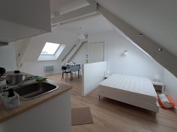 Studio Plémet 19 m² Loyer de base 450 €/mois. Provision sur charges 5 €/mois, régularisation annuelle. Dépôt de garantie 900 €. Honoraires de 270 € TTC à la charge du locataire comprenant 30 € TTC pour l'état des lieux. Classe énergie C, Classe climat A Montant estimé des dépenses annuelles d'énergie pour un usage standard : entre 418.00 € et 567.00 € sur les années 2021, 2022 et 2023 (abonnements compris). Nos honoraires : https://files.netty.immo/file/cabinetag/761/OYGjN/honoraires_agence.pdf Les informations sur les risques auxquels ce bien est exposé sont disponibles sur le site Géorisques : georisques.gouv.fr Référence LA2044 Ville Plémet 22210 Charges 5 € /mois Type d'appartement Studio Surface 19.00 m² Surface au sol 24 m² Pièces 1 Salle d'eau 1 WC 1 Étage 2 Epoque, année 1948 État général En bon état Chauffage Electrique Individuel Cuisine Aménagée et équipée, Coin cuisine Ameublement Entièrement meublé Vue Ville Ouvertures PVC, Double vitrage Ascenseur Non Cave Non Piscine Non $(document).ready(function() { $("a#prod_send").fancybox({ padding: 0, width: 350,//440 type: "iframe", helpers: { overlay: { locked: false } } }); $("a#prod_call_me").fancybox({ padding: 0, width: 350,//"350px" autoResize:false, type: "iframe", helpers: { overlay: { locked: false } } }); $("a#prod_question").fancybox({ padding: 0, width: 350,//360 type: "iframe", helpers: { overlay: { locked: false } } }); $("a#prod_selection_add").click(function(){ $.ajax({ url: "/ma-selection?add=1&ref=LA2044" }).done(function(data){ }); if($("#perso .perso_btn.selection").size() > 0){ $(this).effect("transfer", { to: $("#perso .perso_btn.selection") }, 1000); $("#perso .perso_btn.selection").delay(1020).effect("pulsate", { times:3 }, 450); } else { $(this).delay(1020).effect("pulsate", { times:3 }, 450); } return false; }); $("a#geoloc").fancybox({ padding: 25, width: 925, height: 495, type: "iframe" }); });