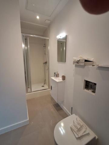 Studio Plémet 19 m² Loyer de base 450 €/mois. Provision sur charges 5 €/mois, régularisation annuelle. Dépôt de garantie 900 €. Honoraires de 270 € TTC à la charge du locataire comprenant 30 € TTC pour l'état des lieux. Classe énergie C, Classe climat A Montant estimé des dépenses annuelles d'énergie pour un usage standard : entre 418.00 € et 567.00 € sur les années 2021, 2022 et 2023 (abonnements compris). Nos honoraires : https://files.netty.immo/file/cabinetag/761/OYGjN/honoraires_agence.pdf Les informations sur les risques auxquels ce bien est exposé sont disponibles sur le site Géorisques : georisques.gouv.fr Référence LA2044 Ville Plémet 22210 Charges 5 € /mois Type d'appartement Studio Surface 19.00 m² Surface au sol 24 m² Pièces 1 Salle d'eau 1 WC 1 Étage 2 Epoque, année 1948 État général En bon état Chauffage Electrique Individuel Cuisine Aménagée et équipée, Coin cuisine Ameublement Entièrement meublé Vue Ville Ouvertures PVC, Double vitrage Ascenseur Non Cave Non Piscine Non $(document).ready(function() { $("a#prod_send").fancybox({ padding: 0, width: 350,//440 type: "iframe", helpers: { overlay: { locked: false } } }); $("a#prod_call_me").fancybox({ padding: 0, width: 350,//"350px" autoResize:false, type: "iframe", helpers: { overlay: { locked: false } } }); $("a#prod_question").fancybox({ padding: 0, width: 350,//360 type: "iframe", helpers: { overlay: { locked: false } } }); $("a#prod_selection_add").click(function(){ $.ajax({ url: "/ma-selection?add=1&ref=LA2044" }).done(function(data){ }); if($("#perso .perso_btn.selection").size() > 0){ $(this).effect("transfer", { to: $("#perso .perso_btn.selection") }, 1000); $("#perso .perso_btn.selection").delay(1020).effect("pulsate", { times:3 }, 450); } else { $(this).delay(1020).effect("pulsate", { times:3 }, 450); } return false; }); $("a#geoloc").fancybox({ padding: 25, width: 925, height: 495, type: "iframe" }); });