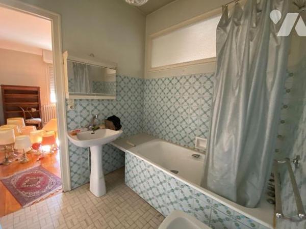 BORDEAUX SAINT GENES
Située rue de Pessac cette magnifique demeure bourgeoise avec éléments d'...