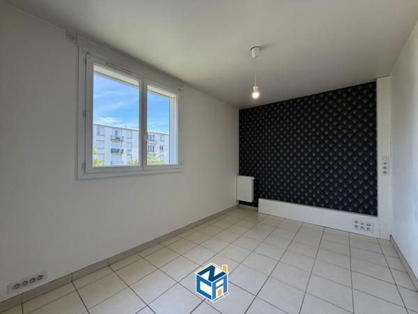 APPARTEMENT T5 - TROIS CHAMBRES - BALCON - CAVE - PARKING COLLECTIF