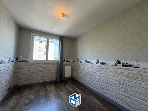 APPARTEMENT T5 - TROIS CHAMBRES - BALCON - CAVE - PARKING COLLECTIF