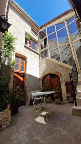 Maison en centre ville de VIC-LE-COMTE avec 3 chambres
