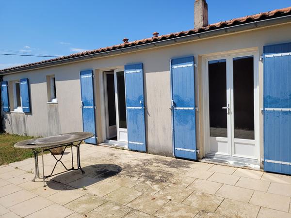 TONNAY CHARENTE Maison de plain pied de 90 m² de type 4 avec garage de 22 - parcelle de 631 m²
