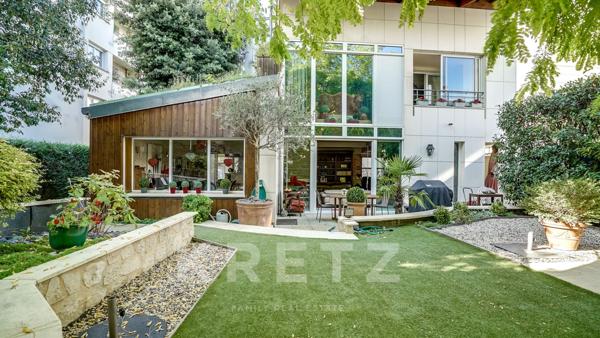 Maison d'architecte sur jardin arboré