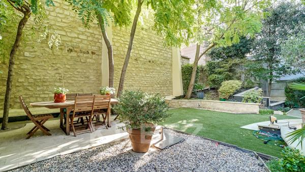 Maison d'architecte sur jardin arboré