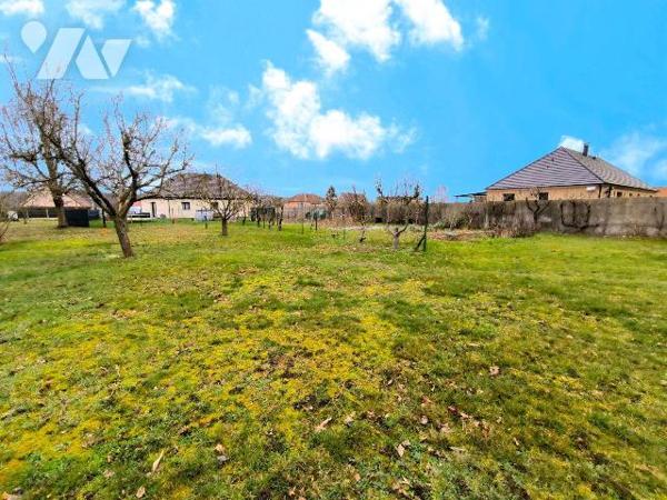 Ce terrain à bâtir se situe sur la commune d'Andé. Sa superficie est de 946 m² avec une façade ...