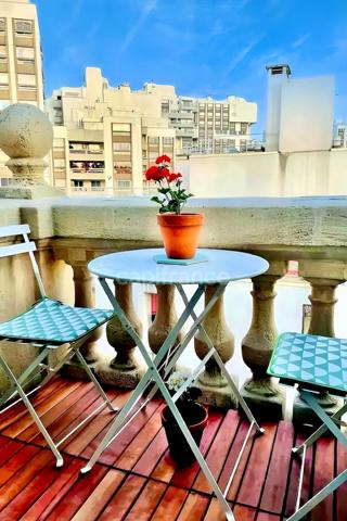 Appartement à louer 3 pièces PARIS 20EME ARRONDISSEMENT (75) en excellent état avec balcon au 6eme étage