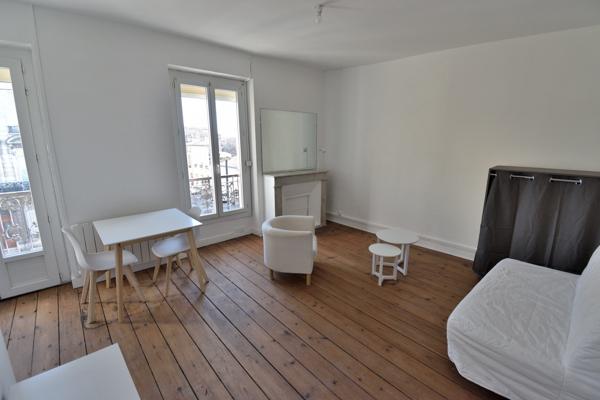 T1 MEUBLE REFAIT A NEUF / QUARTIER CHARTRONS - ECOLES