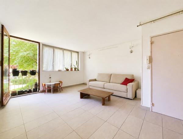 Appartement
         5 pièces
        - 82 m² 320 000 € *