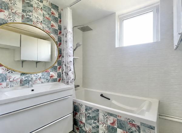 Appartement
         5 pièces
        - 82 m² 320 000 € *
