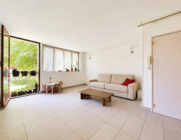 Appartement
         5 pièces
        - 82 m² 320 000 € *