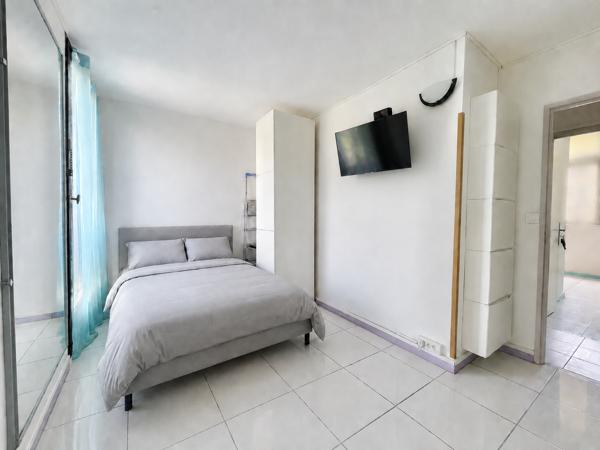 Appartement
         5 pièces
        - 82 m² 320 000 € *
