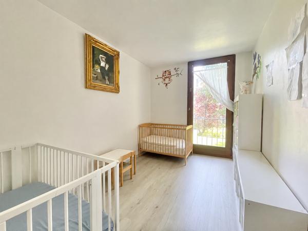 Appartement
         5 pièces
        - 82 m² 320 000 € *
