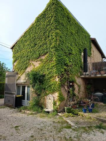 A découvrir au coeur du village maison en pierre avec le charme de l'ancien entièrement rénovée.