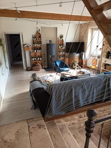 A découvrir au coeur du village maison en pierre avec le charme de l'ancien entièrement rénovée.