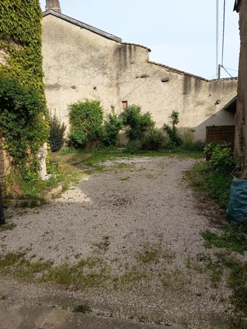 A découvrir au coeur du village maison en pierre avec le charme de l'ancien entièrement rénovée.