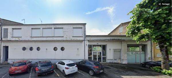 Ensemble immobilier mixte de caractère – Boulevard Meyniel à Marmande Situé sur l'un des axes les plus recherchés de Marmande, cet ensemble immobilier rare offre plus de 625 m² de surfaces développées et de nombreuses possibilités d'exploitation : résidence principale, investissement locatif, activité professionnelle, professions libérales, cabinet médical, coworking ou projet mixte habitation/bureaux. Détails des diagnostics énergétiques