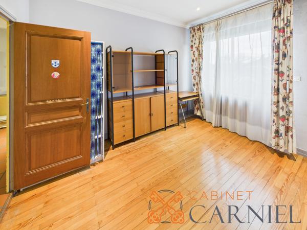 Ensemble immobilier mixte de caractère – Boulevard Meyniel à Marmande Situé sur l'un des axes les plus recherchés de Marmande, cet ensemble immobilier rare offre plus de 625 m² de surfaces développées et de nombreuses possibilités d'exploitation : résidence principale, investissement locatif, activité professionnelle, professions libérales, cabinet médical, coworking ou projet mixte habitation/bureaux. Détails des diagnostics énergétiques
