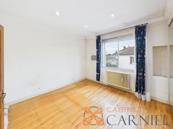 Ensemble immobilier mixte de caractère – Boulevard Meyniel à Marmande Situé sur l'un des axes les plus recherchés de Marmande, cet ensemble immobilier rare offre plus de 625 m² de surfaces développées et de nombreuses possibilités d'exploitation : résidence principale, investissement locatif, activité professionnelle, professions libérales, cabinet médical, coworking ou projet mixte habitation/bureaux. Détails des diagnostics énergétiques