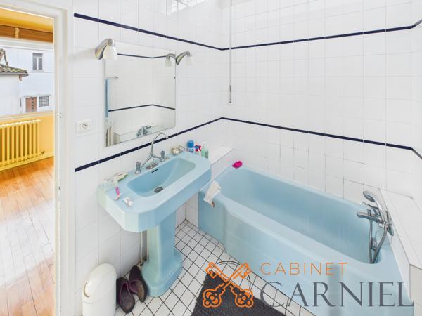 Ensemble immobilier mixte de caractère – Boulevard Meyniel à Marmande Situé sur l'un des axes les plus recherchés de Marmande, cet ensemble immobilier rare offre plus de 625 m² de surfaces développées et de nombreuses possibilités d'exploitation : résidence principale, investissement locatif, activité professionnelle, professions libérales, cabinet médical, coworking ou projet mixte habitation/bureaux. Détails des diagnostics énergétiques