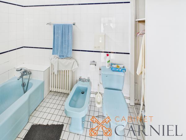 Ensemble immobilier mixte de caractère – Boulevard Meyniel à Marmande Situé sur l'un des axes les plus recherchés de Marmande, cet ensemble immobilier rare offre plus de 625 m² de surfaces développées et de nombreuses possibilités d'exploitation : résidence principale, investissement locatif, activité professionnelle, professions libérales, cabinet médical, coworking ou projet mixte habitation/bureaux. Détails des diagnostics énergétiques