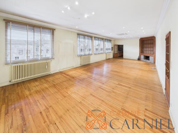 Ensemble immobilier mixte de caractère – Boulevard Meyniel à Marmande Situé sur l'un des axes les plus recherchés de Marmande, cet ensemble immobilier rare offre plus de 625 m² de surfaces développées et de nombreuses possibilités d'exploitation : résidence principale, investissement locatif, activité professionnelle, professions libérales, cabinet médical, coworking ou projet mixte habitation/bureaux. Détails des diagnostics énergétiques