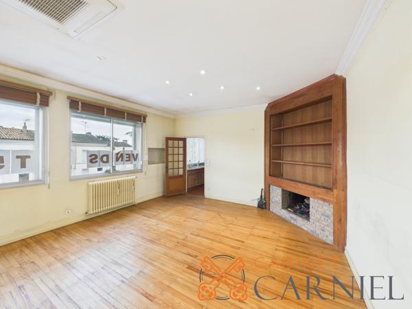 Ensemble immobilier mixte de caractère – Boulevard Meyniel à Marmande Situé sur l'un des axes les plus recherchés de Marmande, cet ensemble immobilier rare offre plus de 625 m² de surfaces développées et de nombreuses possibilités d'exploitation : résidence principale, investissement locatif, activité professionnelle, professions libérales, cabinet médical, coworking ou projet mixte habitation/bureaux. Détails des diagnostics énergétiques