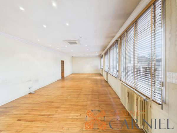 Ensemble immobilier mixte de caractère – Boulevard Meyniel à Marmande Situé sur l'un des axes les plus recherchés de Marmande, cet ensemble immobilier rare offre plus de 625 m² de surfaces développées et de nombreuses possibilités d'exploitation : résidence principale, investissement locatif, activité professionnelle, professions libérales, cabinet médical, coworking ou projet mixte habitation/bureaux. Détails des diagnostics énergétiques