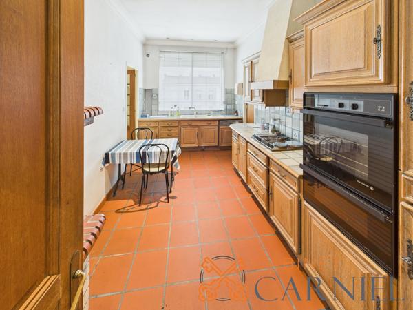 Ensemble immobilier mixte de caractère – Boulevard Meyniel à Marmande Situé sur l'un des axes les plus recherchés de Marmande, cet ensemble immobilier rare offre plus de 625 m² de surfaces développées et de nombreuses possibilités d'exploitation : résidence principale, investissement locatif, activité professionnelle, professions libérales, cabinet médical, coworking ou projet mixte habitation/bureaux. Détails des diagnostics énergétiques