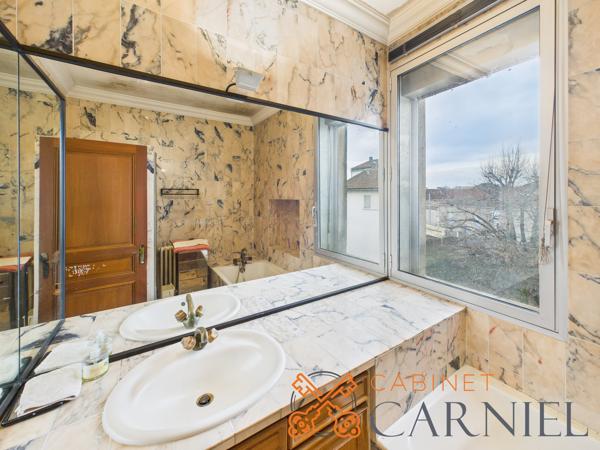 Ensemble immobilier mixte de caractère – Boulevard Meyniel à Marmande Situé sur l'un des axes les plus recherchés de Marmande, cet ensemble immobilier rare offre plus de 625 m² de surfaces développées et de nombreuses possibilités d'exploitation : résidence principale, investissement locatif, activité professionnelle, professions libérales, cabinet médical, coworking ou projet mixte habitation/bureaux. Détails des diagnostics énergétiques