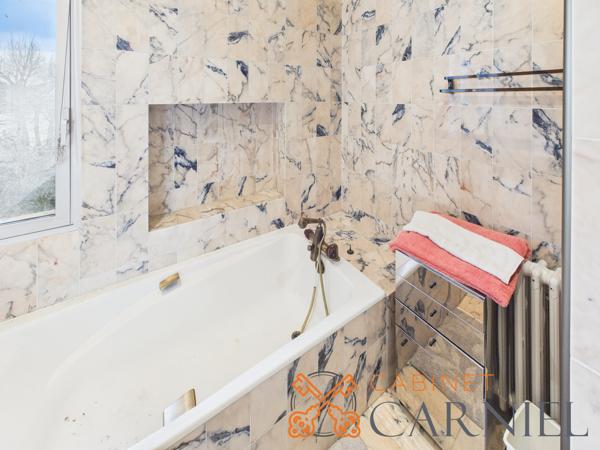 Ensemble immobilier mixte de caractère – Boulevard Meyniel à Marmande Situé sur l'un des axes les plus recherchés de Marmande, cet ensemble immobilier rare offre plus de 625 m² de surfaces développées et de nombreuses possibilités d'exploitation : résidence principale, investissement locatif, activité professionnelle, professions libérales, cabinet médical, coworking ou projet mixte habitation/bureaux. Détails des diagnostics énergétiques
