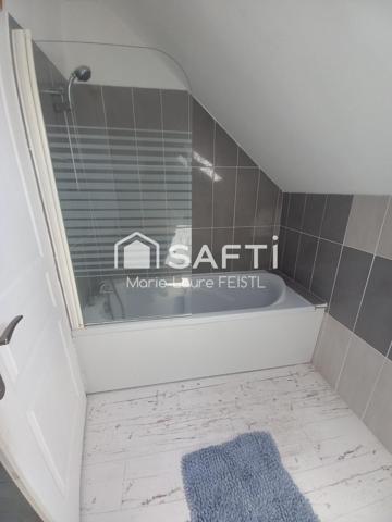 À Loches, dans une jolie résidence pavillonnaire, découvrez cette maison traditionnelle neuve, idéale pour accueillir votre famille dans un cadre serein et recherché.