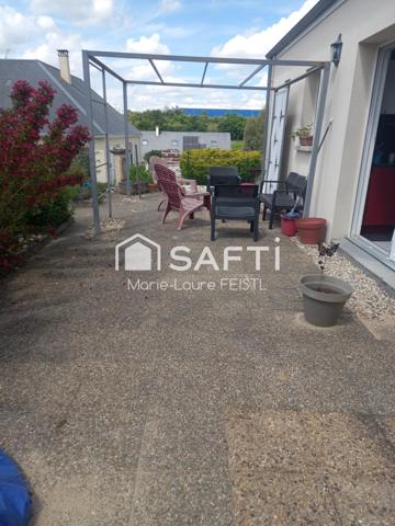 À Loches, dans une jolie résidence pavillonnaire, découvrez cette maison traditionnelle neuve, idéale pour accueillir votre famille dans un cadre serein et recherché.